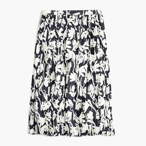 Pleated midi skirt in shadow floral